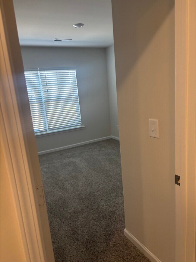 Building Photo - SPacious 3 bedroom 2 1/2 bath home