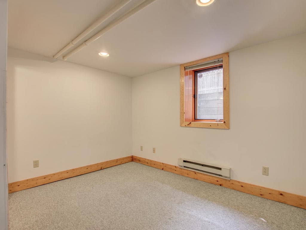 Building Photo - 1475 Charles Ave