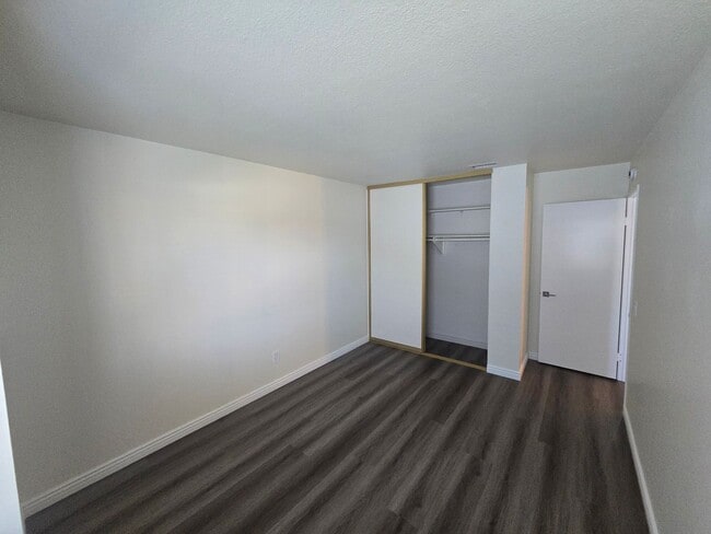 Building Photo - Beautifully renovated 3 Bed, 2 Bath condo!
