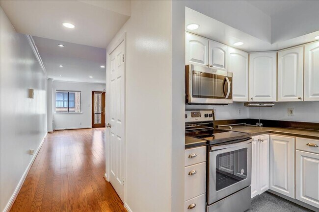 Building Photo - Updated townhome in popular Paper Mill Cou...
