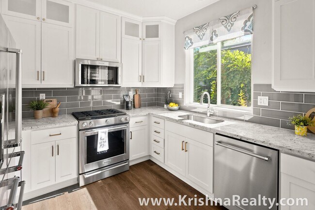 Building Photo - Beautiful 4 BD* 2.5 BA* Single Family Home...