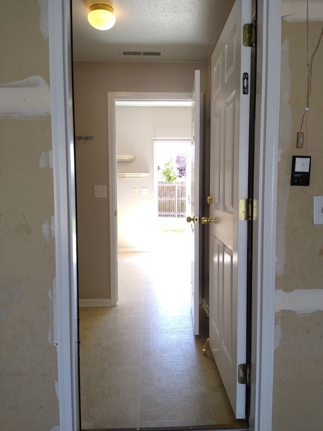 Building Photo - Gorgeous 2 Story 3 Bedroom 2.5 Baths in Da...