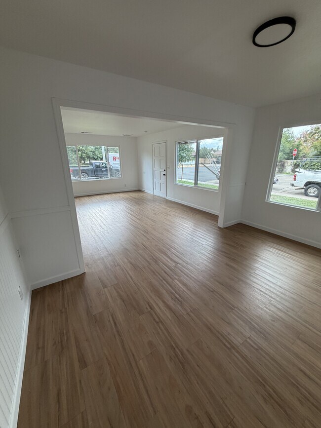 Building Photo - 910 E Tulare Ave