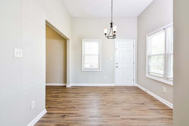 Building Photo - 3443 Oaktree Way