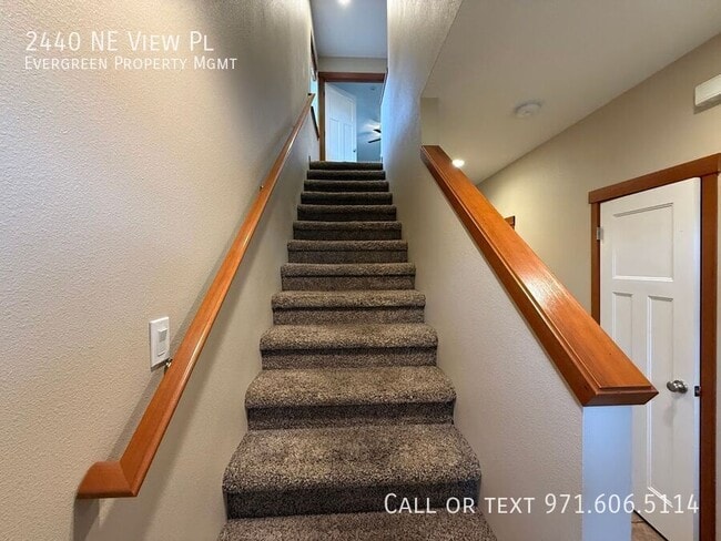 Building Photo - 2440 NE View Pl