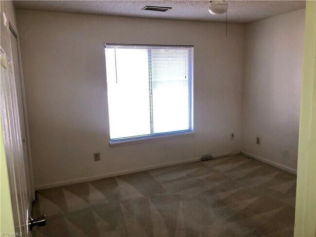 Building Photo - Coming soon ! 2 BED/ 1 BATH