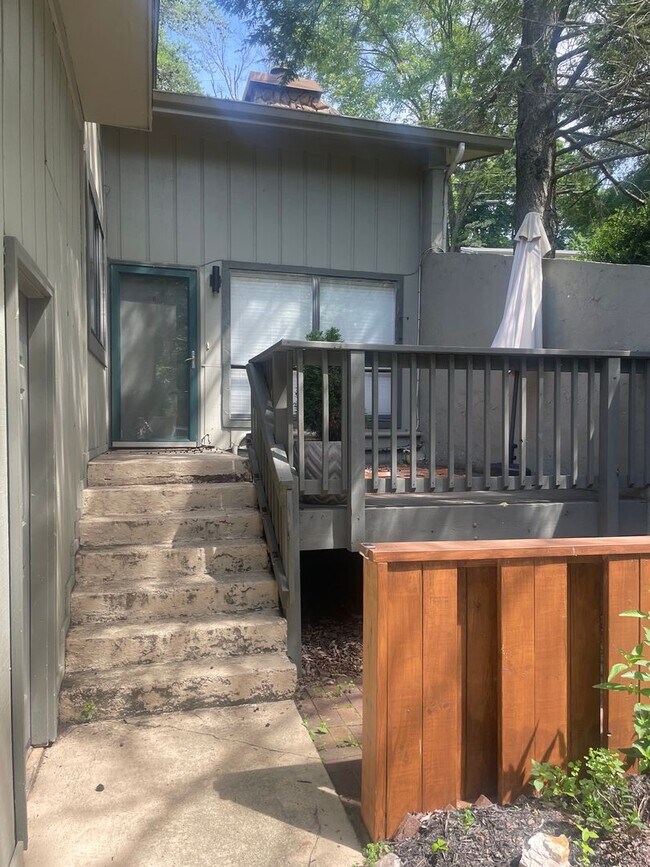 Building Photo - Knoxville 37918 - 2 bedroom, 2.5 bath Townhome - Contact Lisa Vineyard & Shannon Russell (865) 21...