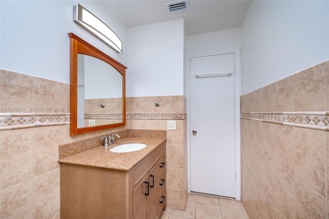 Building Photo - 1345 W 71st St