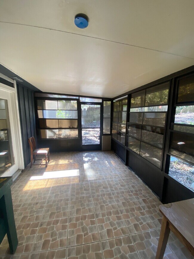 Building Photo - Gorgeous 3 Bedroom 2 Bathroom Single-Family!