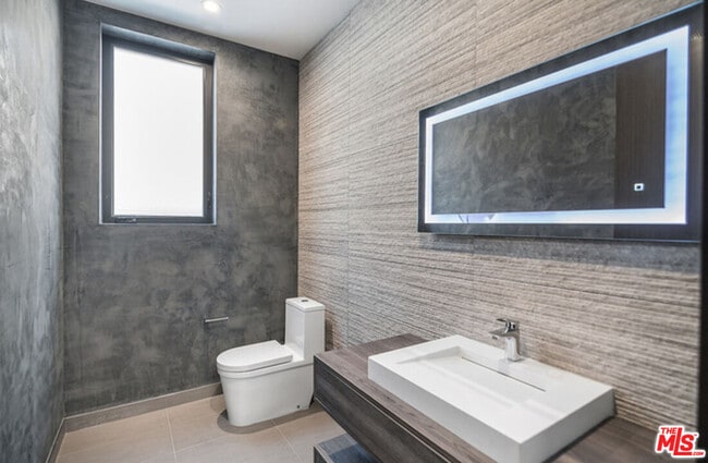 Building Photo - 2122 Castle Heights Ave