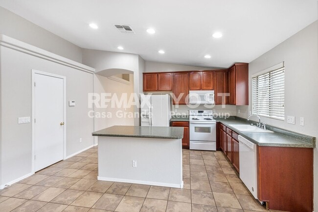 Building Photo - Open Concept living with tons of living space!