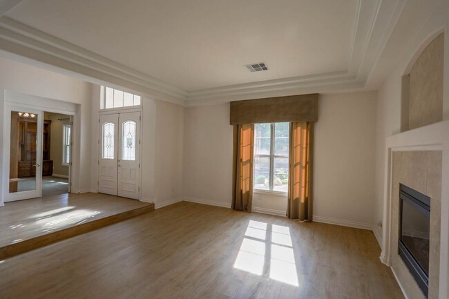 Building Photo - Stunning 6 Bedroom Home With Casita Pool H...