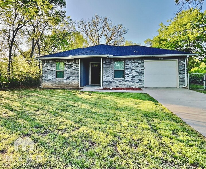 Primary Photo - 1236 E James St