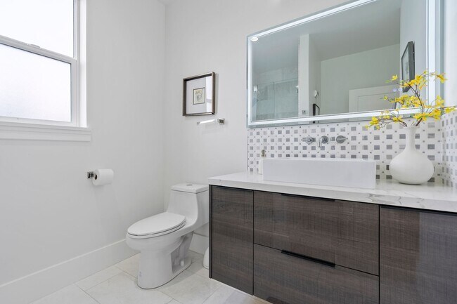 Building Photo - Stunning 4/3 in the Oakland Hills