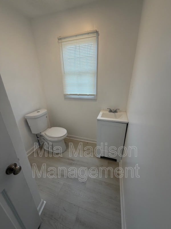 Building Photo - 1518 Heron St