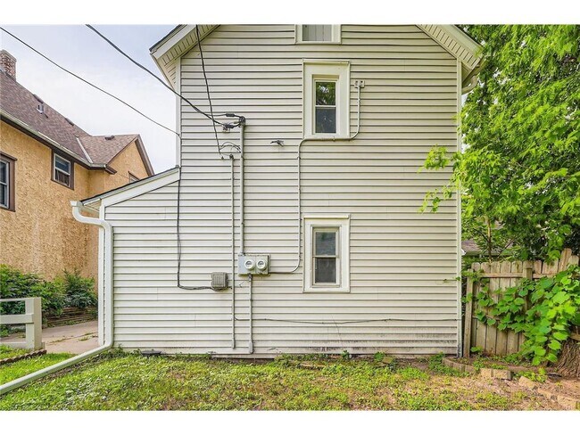 Building Photo - 707 Jenks Ave E