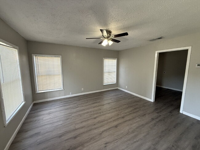 Building Photo - 2213 Lea Crest Dr