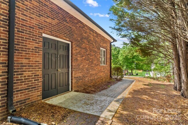 Building Photo - 4522 Long Cove Dr