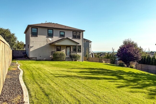 Building Photo - Beautiful 4-Bedroom House with Large Backy...