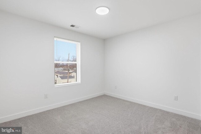 Building Photo - 65 Oaktree Dr