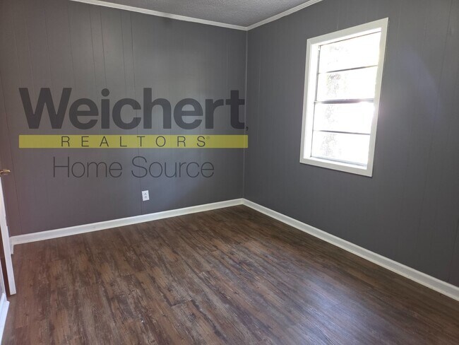 Building Photo - Freshly Updated 3-Bedroom on a Quiet Street