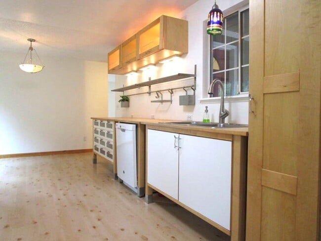 Building Photo - Lovely 3 Bedroom 1 Bath Home in Gig Harbor