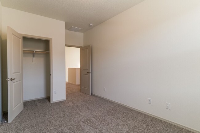 Building Photo - 3 Bedroom Santa Fe Townhouse
