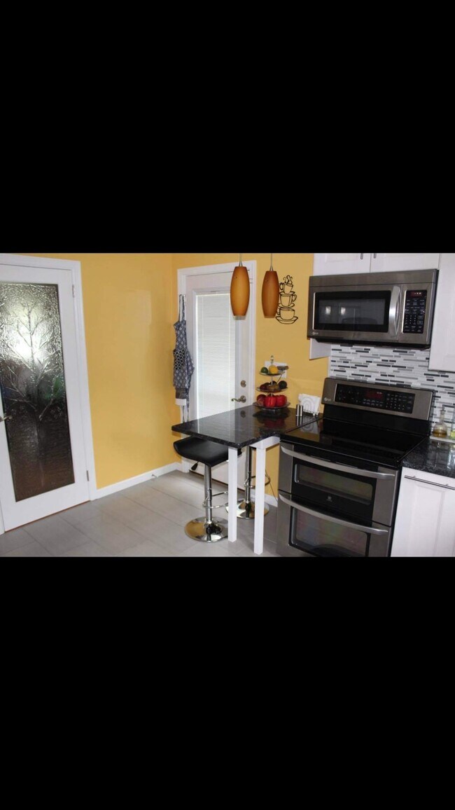 Building Photo - 24 Greenbrier Dr