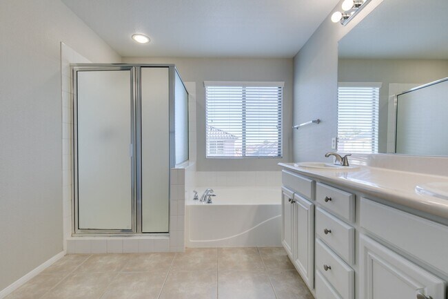 Building Photo - 3 bedroom + Den! Ready for immediate move ...