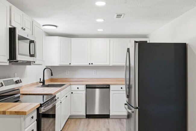 Building Photo - 3 bed 2 bath rental home