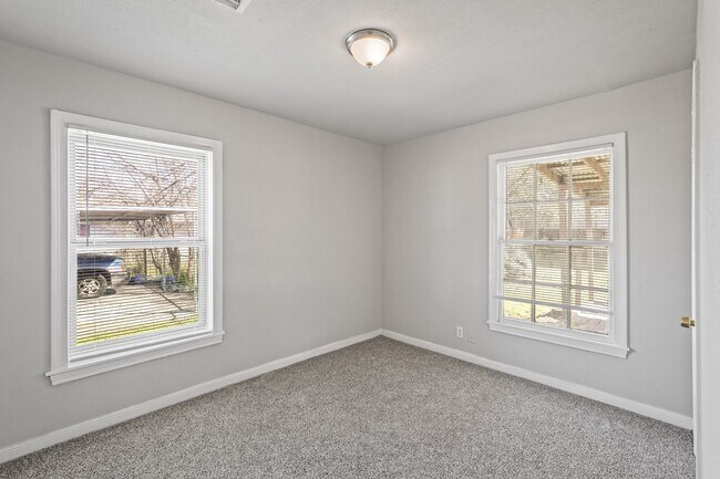 Building Photo - 10922 Oswego St