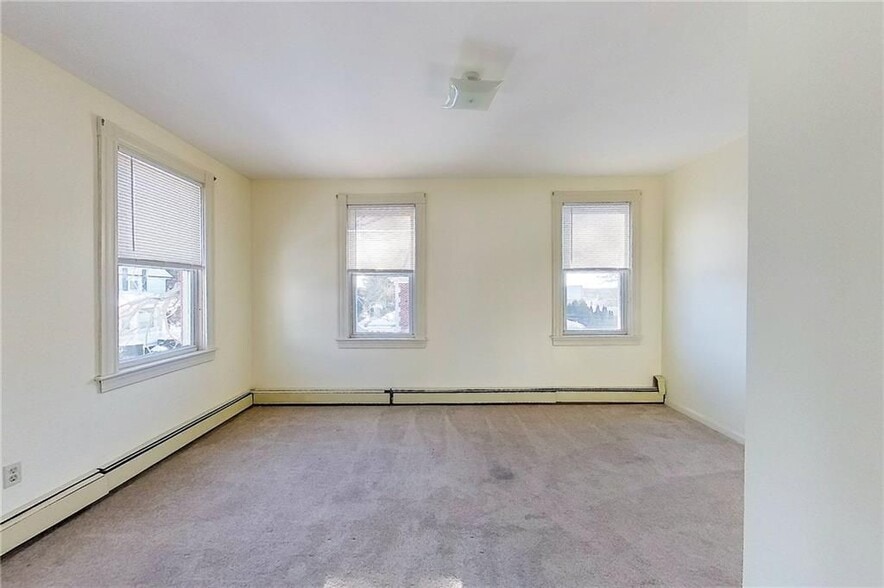 Building Photo - 6 Russell Ave