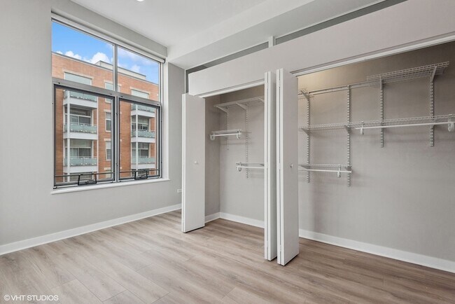 Building Photo - 939 W Madison St