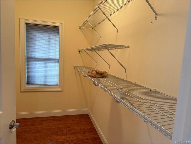 Building Photo - 400 Main St