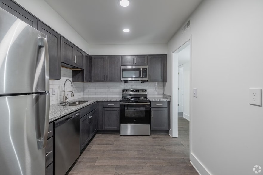 Building Photo - Royal Arms of Green Hills