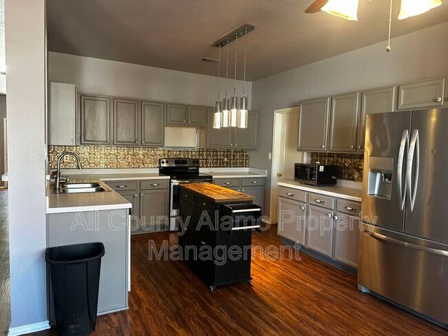 Building Photo - 312 Silver Wing