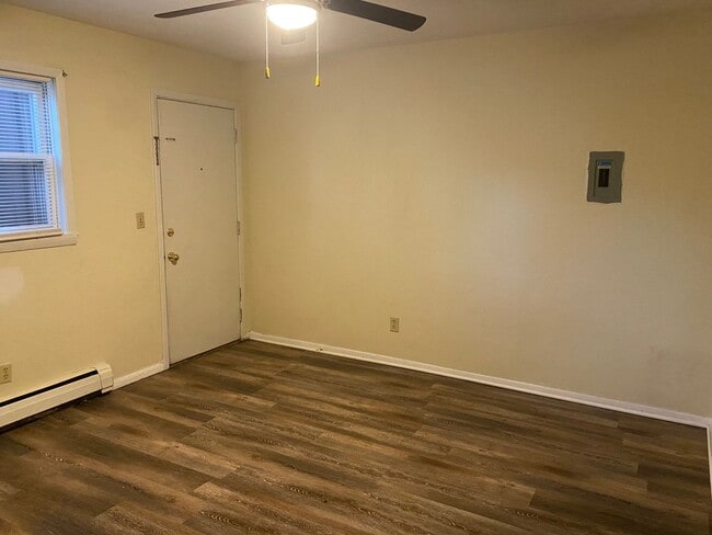 Building Photo - 102 College Park Ct