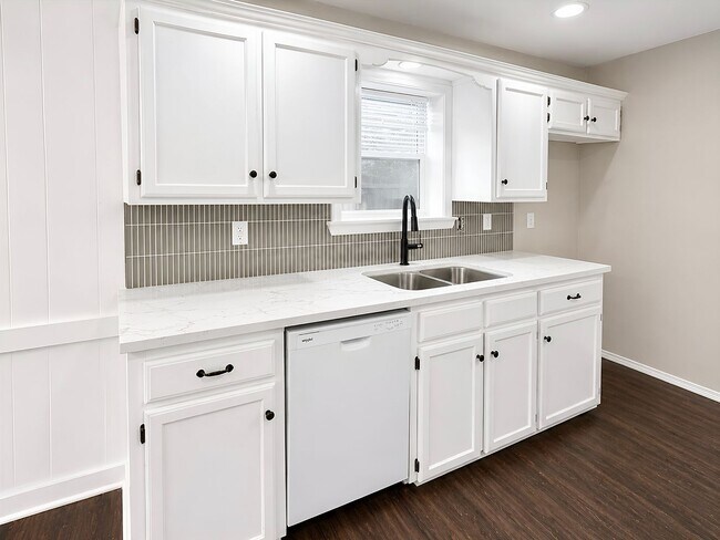 Building Photo - Amazing Quality and Value! Jenks Schools!