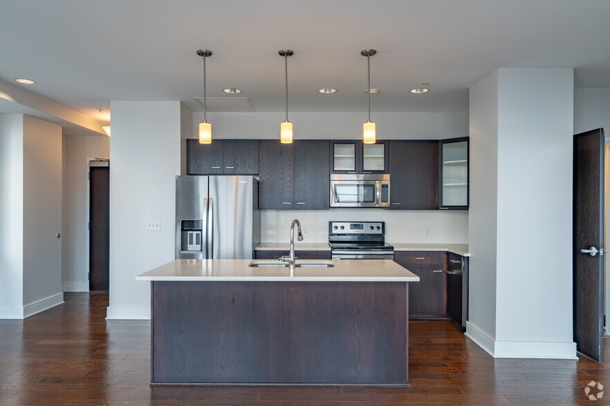 1BR, 1BA - 886SF - Kitchen - 10 Lafayette Sq