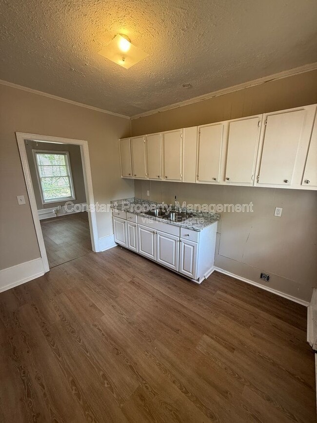 Building Photo - 614 W Poplar St