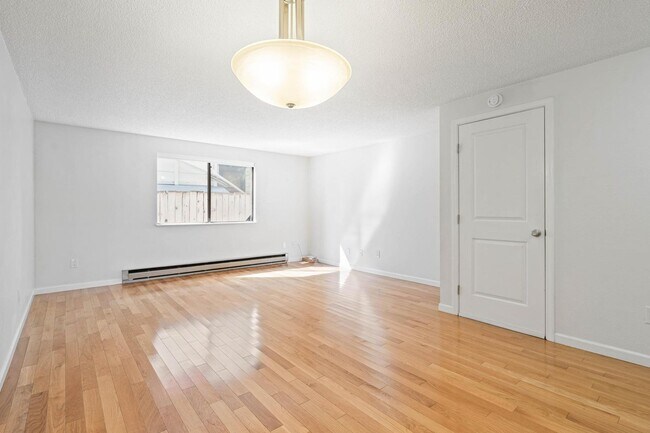 Building Photo - Well-maintained 2-bdrm/1-bath unit in tri-plex—On-site laundry, off-street parking, storage