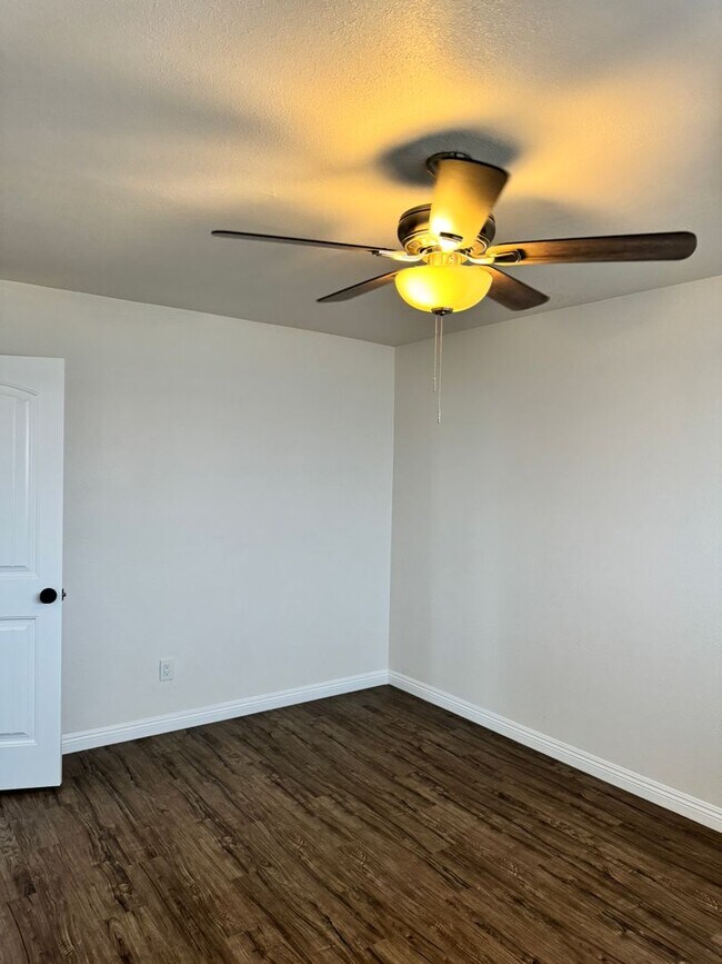 Building Photo - Coleen Ct | Newly Remodeled 2 Bedroom 1 Ba...