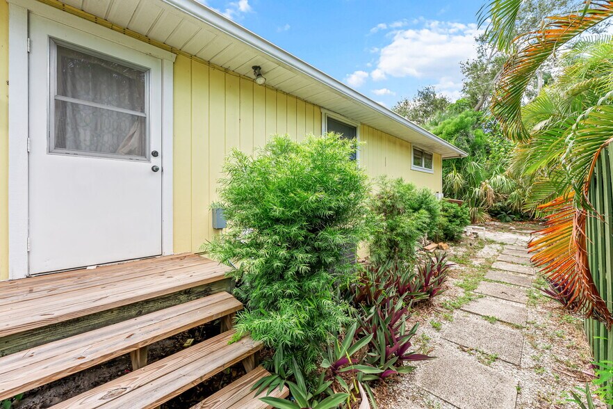 Building Photo - 10370 Main Dr