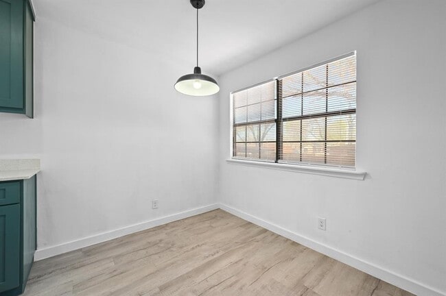 Building Photo - 5545 Pine Pl