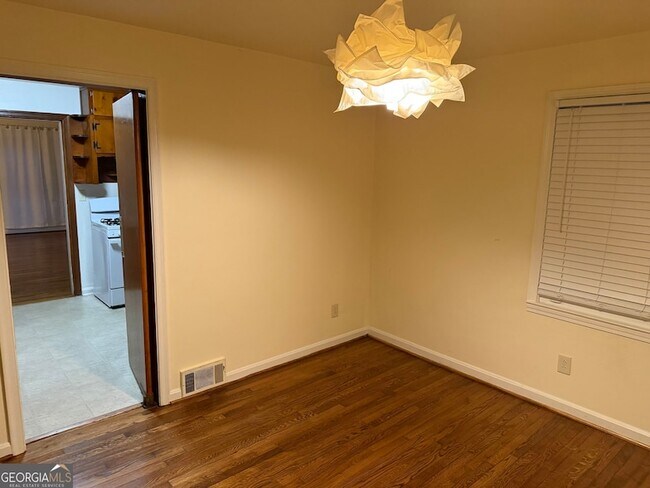 Building Photo - 2022 Woodbine Terrace NE