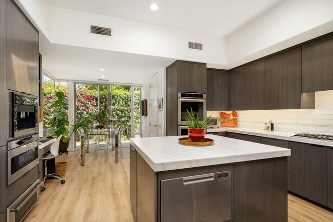 Building Photo - 79120 Fox Run