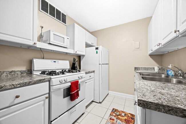 Building Photo - 1700 SW 16th Ct