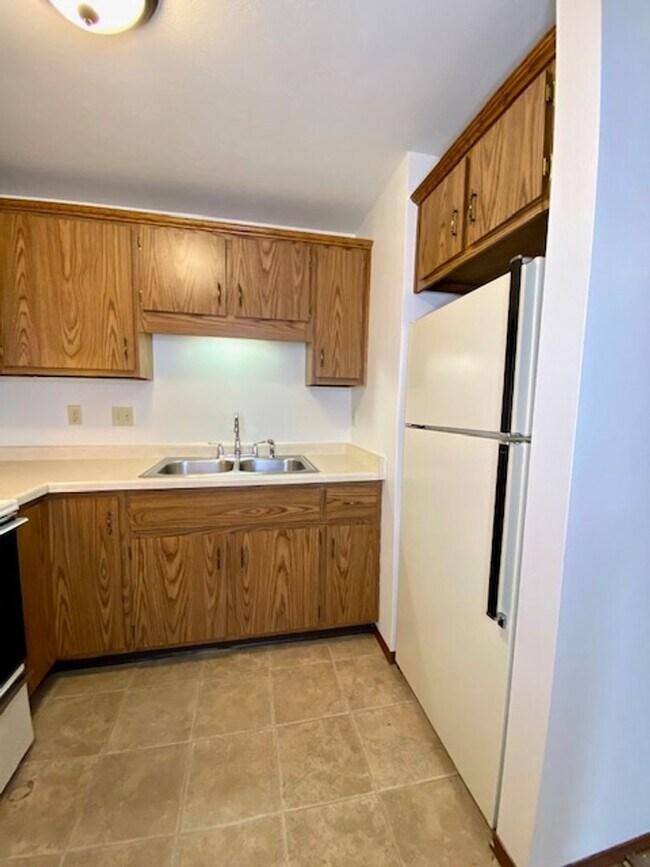 Building Photo - Cozy 1 Bedroom 1 Bath Lower Apartment W/Garage & Coin-Op Laundry!