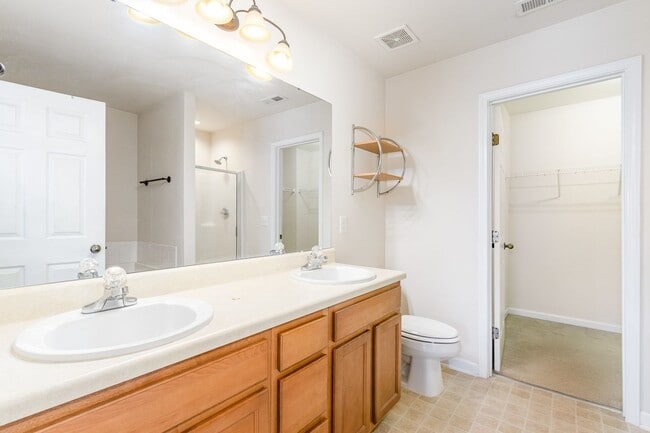 Building Photo - Lovely 2-Bedroom Move-In Ready Townhome in...