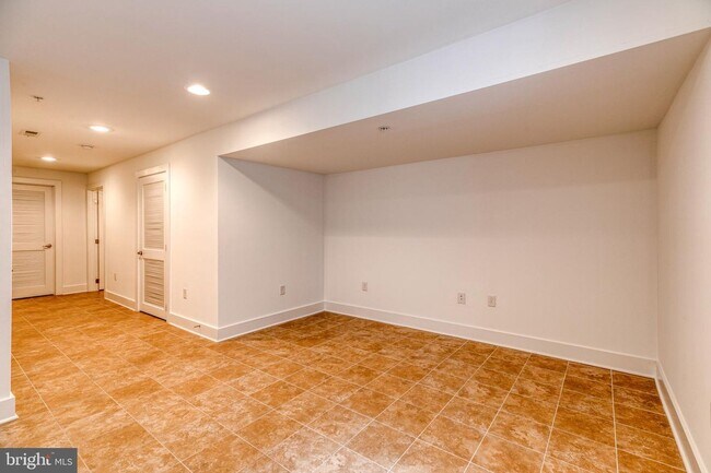 Building Photo - Northern Liberties Townhome with 2 Car Parking